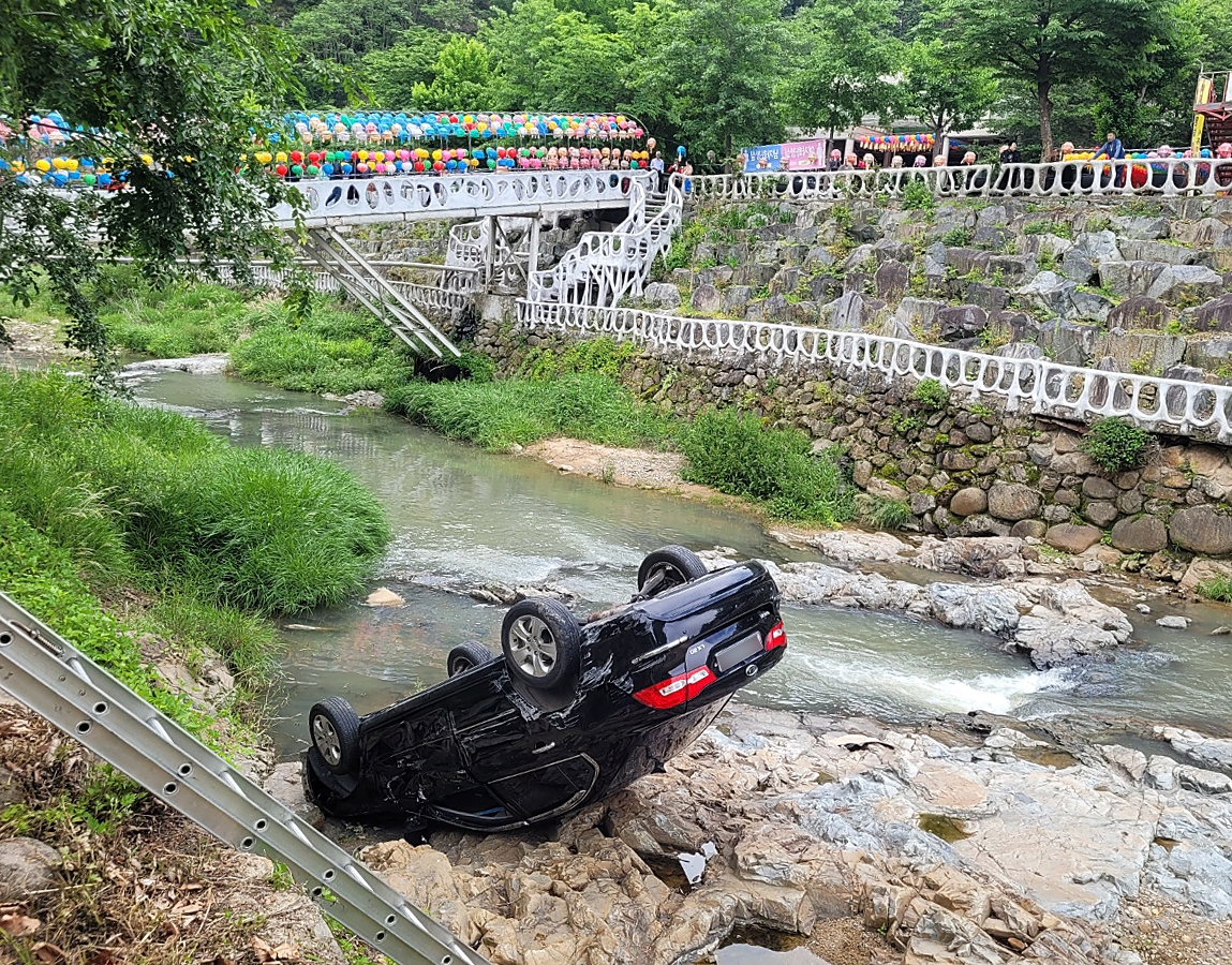 24일 오전 8시 17분쯤 경북 칠곡군 가산면 용수리 용운사 주차장에서 승용차가 후진하다가 페달 조작 미숙으로 2m 계곡 아래로 추락했다. 칠곡경찰서 제공