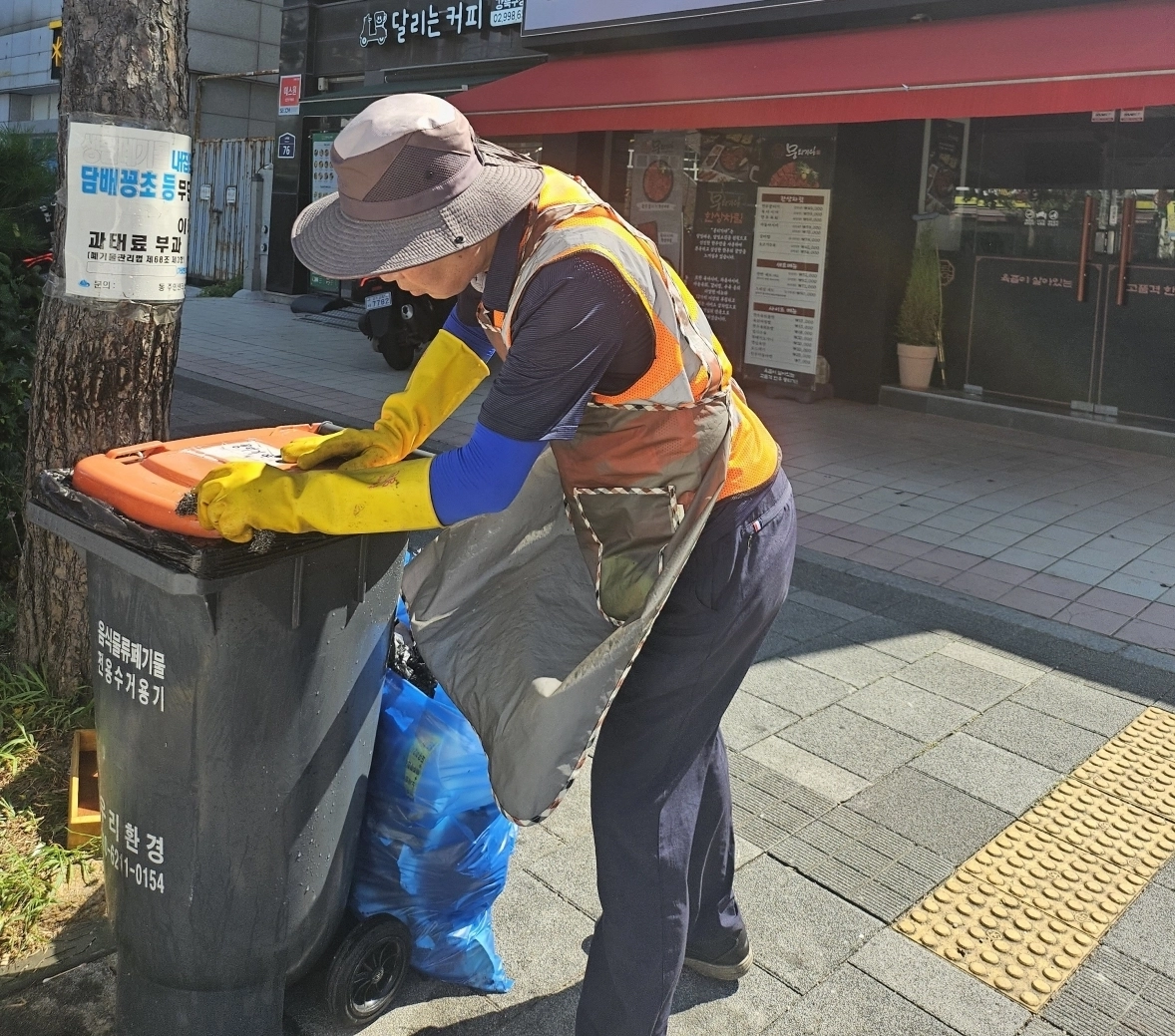 서울 강북구 관계자가 수유동의 한 식당 앞에서 음식물 전용수거용기를 세척하고 있다. 강북구 제공