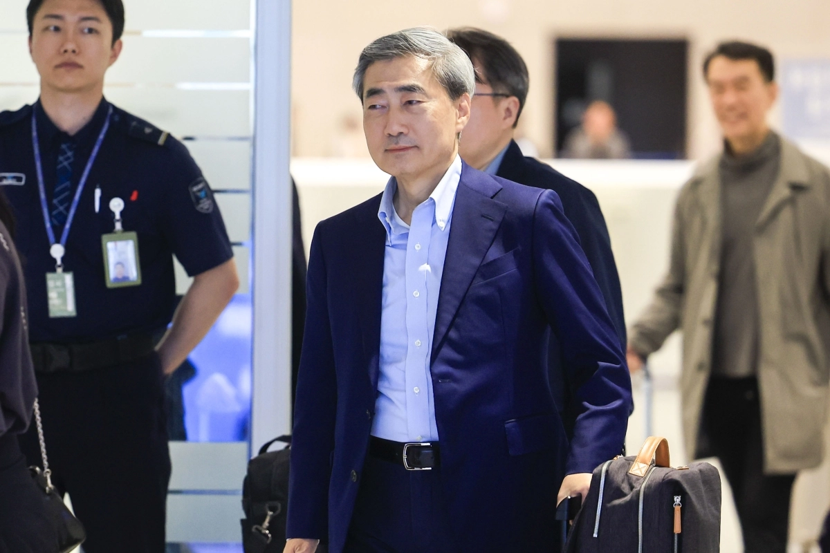 스위스에서 열린 정례 BIS 이사회 출장을 마친 신현송 한국은행 총재가 지난 13일 인천국제공항으로 귀국하고 있다. 뉴시스
