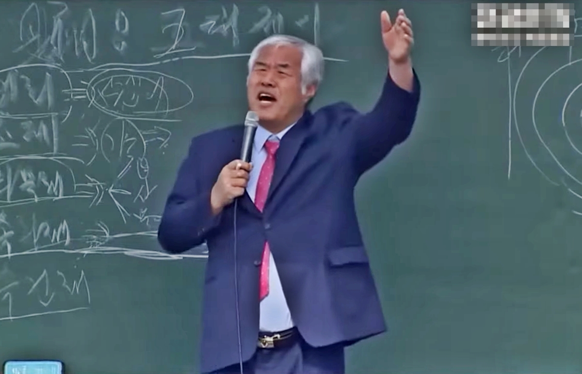 전광훈 사랑제일교회 목사는 윤석열 전 대통령이 탄핵되는 예지몽을 꾼 뒤, 비상계엄 선포와 관련해 조언했다고 주장했다. 전 목사는 24일 성북구 사랑제일교회에서 열린 주말 예배에서 “윤 전 대통령 당선인 시절, 꿈속에서 ‘윤석열이 탄핵된다’는 꿈을 꿨다”고 주장했다. 사진은 이날 설교 모습. 2026.5.24 전광훈TV 화면