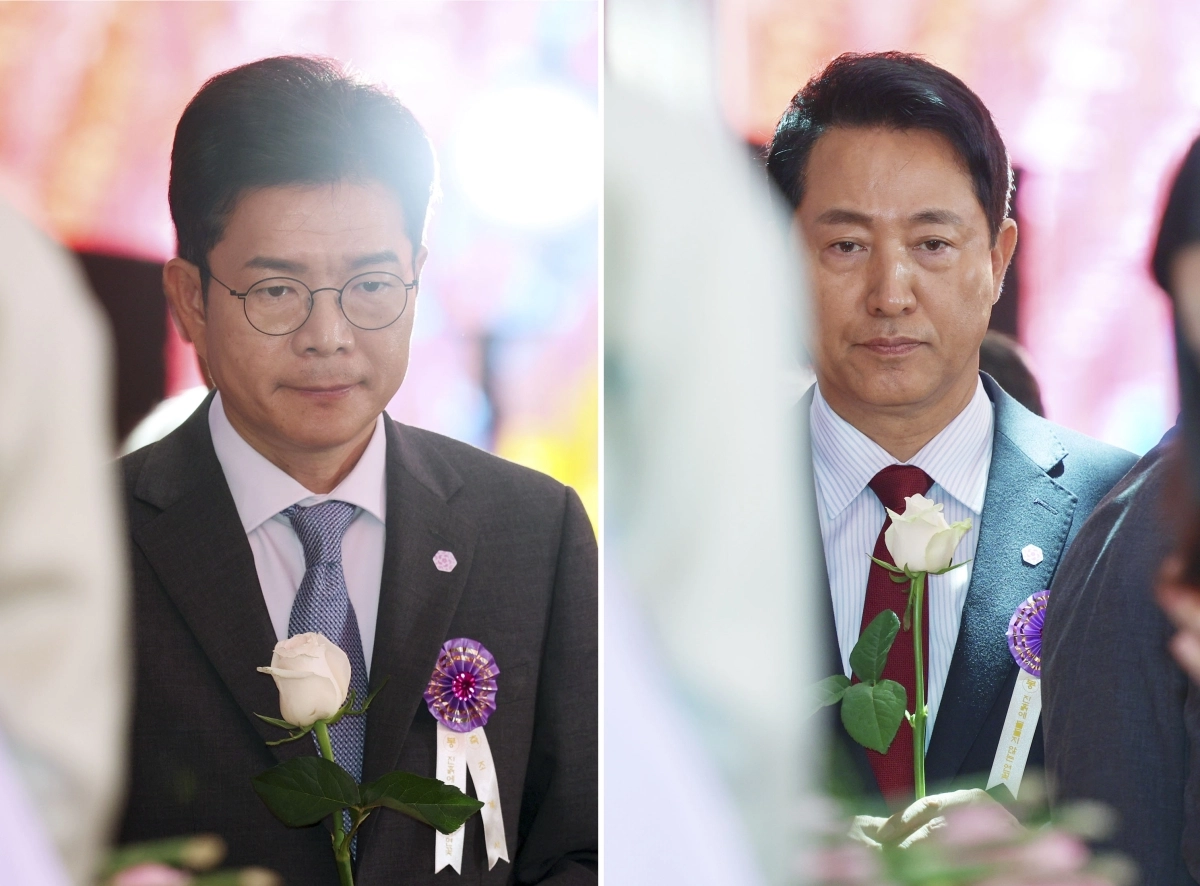 정원오(왼쪽) 더불어민주당 서울시장 후보와 오세훈국민의힘 서울시장 후보가 24일 서울 종로구 조계사에서 열린 불기 2570년 부처님오신날 봉축법요식에서 헌화하고 있다. (청와대통신사진기자단) 뉴시스