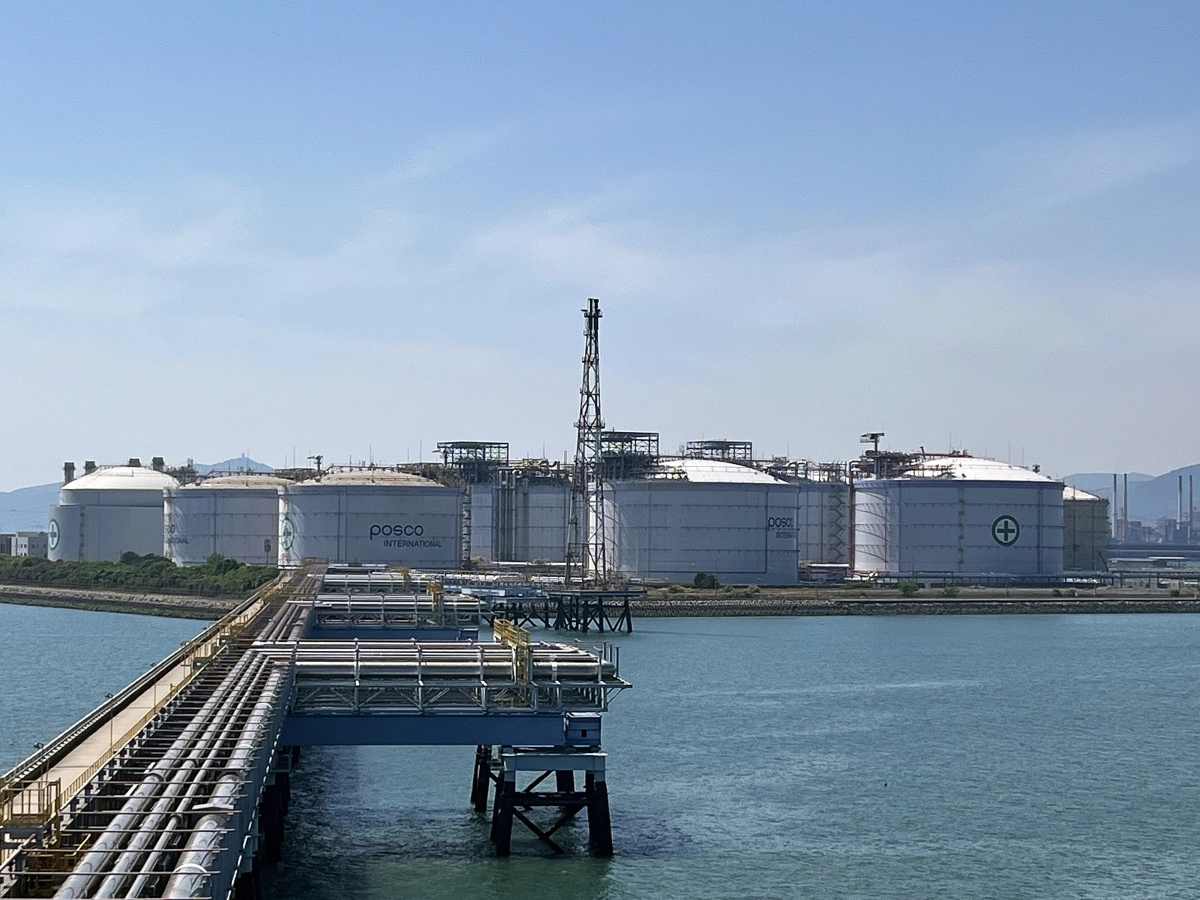 지난 18일 전남 광양국가산업단지 포스코인터내셔널 LNG 터미널 부두에서 바라본 육상 LNG 탱크와 건설 중인 2터미널 부지의 모습. 포스코인터내셔널 제공
