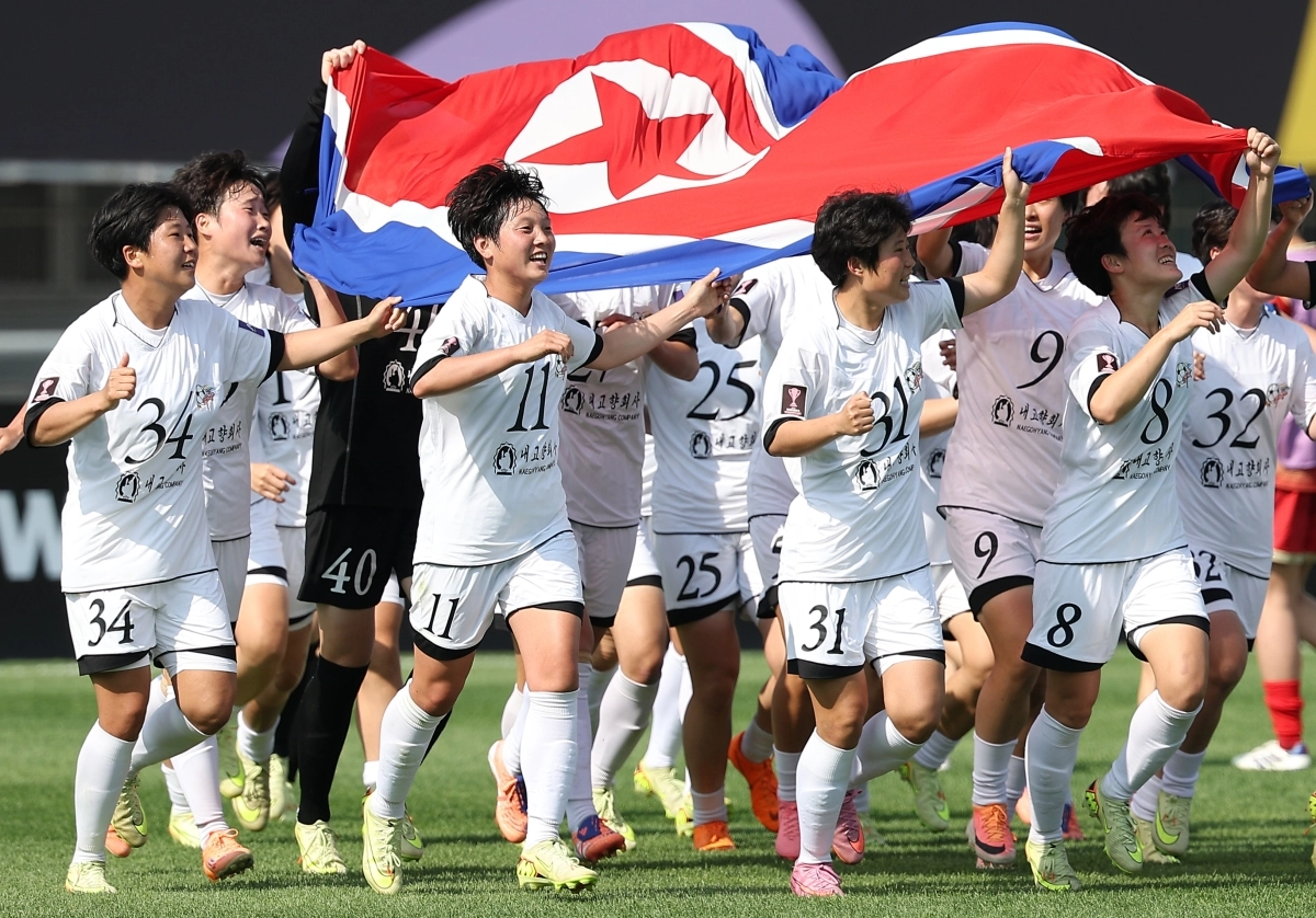 북한 내고향여자축구단 선수들이 지난 23일 경기 수원종합운동장에서 열린 아시아축구연맹(AFC) 여자 챔피언스리그(AWCL) 결승에서 도쿄 베르디 벨레자를 1-0으로 꺾고 우승한 뒤 인공기를 펼쳐들고 경기장을 달리고 있다. 연합뉴스