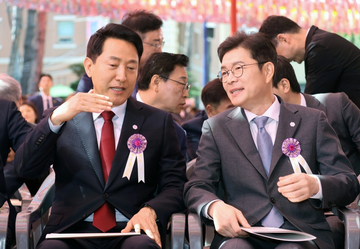 정원오(오른쪽) 더불어민주당 서울시장 후보와 오세훈 국민의힘 후보가 24일 서울 종로구 조계사에서 열린 불기 2570년 부처님오신날 봉축법요식에 나란히 참석해 대화하고 있다. 뉴스1