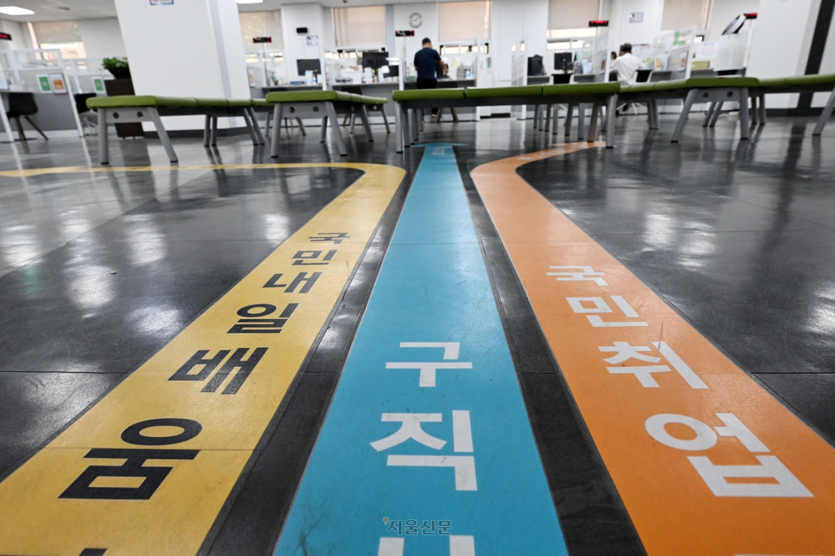 취업자가 16개월 만에 최소폭으로 증가하며 청년 고용률은 금융위기 이후 최장 하락을 기록한 가운데 13일 서울 마포구 서부고용복지플러스센터에서 구직자가 상담을 받고 있다. 2026.5.13.  도준석 전문기자