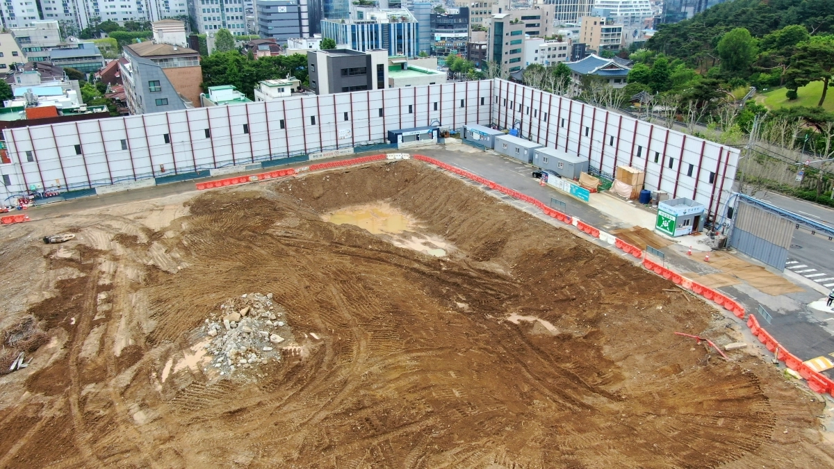 서울 서초구에서 지난해 5월 서초동 서리풀 업무지구 공사장 비산먼지 발생 현황을 확인하기 위해 투입한 드론이 공사장 내부를 촬영한 모습. 서초구 제공