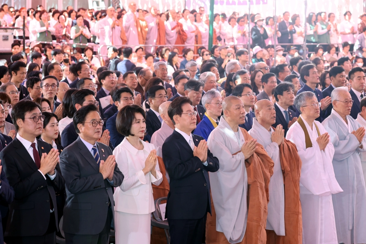 봉축법요식서 합장한 李대통령