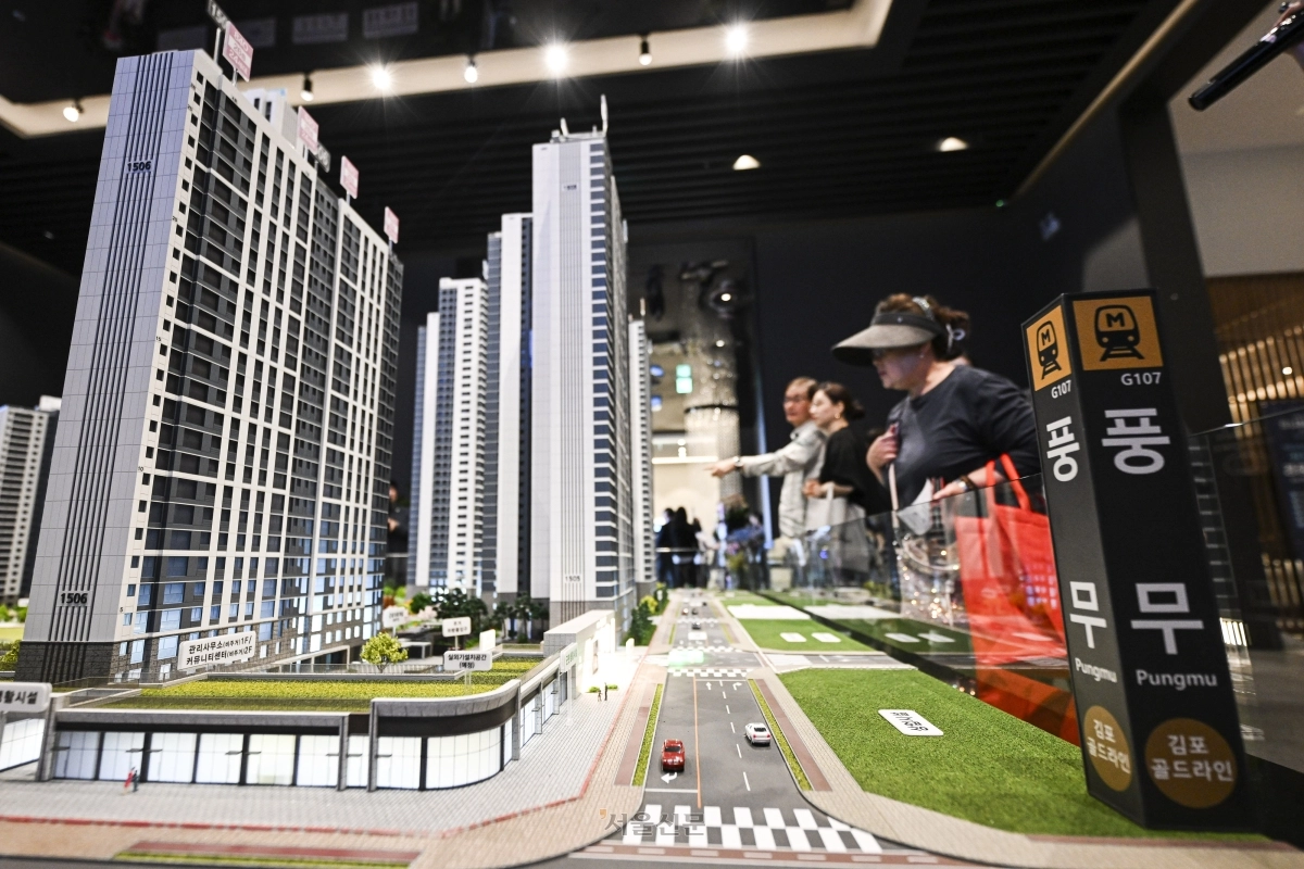 방문객들이 지난 22일 경기 김포시 사우동에 문을 연 ‘호반써밋 풍무Ⅱ’ 견본주택에서 단지 모형도를 살펴보고 있다. 이지훈 기자