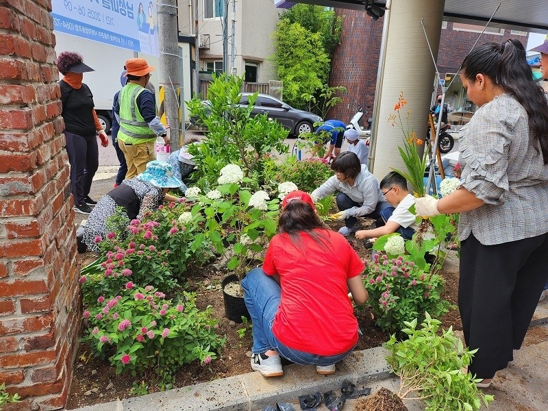 제주도는 마을공동체가 주도적으로 생활밀착형 정원을 가꾸는 ‘2026년 도민참여 마을정원 만들기 사업’을 본격 추진한다. 제주도 제공