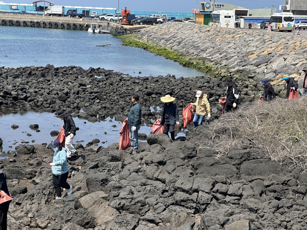 제주도가 지난해 우도면 일원에서 ‘플라스틱 제로 청정우도’ 플로깅 활동을 펼쳤다. 제주도 제공