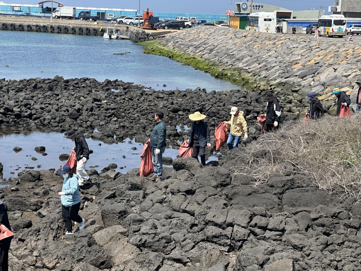 제주도가 지난해 우도면 일원에서 ‘플라스틱 제로 청정우도’ 플로깅 활동을 펼쳤다. 제주도 제공