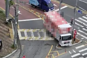 교통섬에 떡하니 주차한 선거운동 차량…“후보님은 무적이냐” 황당한 유권자들