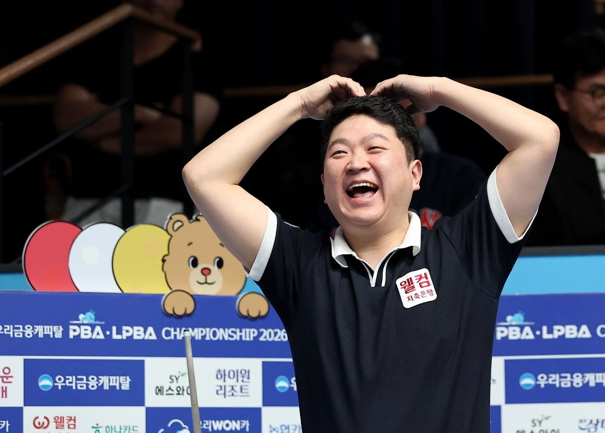 조건휘가 24일 경기 고양 킨텍스 PBA 스타디움에서 열린  2026~27시즌 개막전 우리금융캐피탈 PBA-LPBA 챔피언십 PBA 결승전에서 우승한 뒤 관중석에 있는 아내를 향해 하트 세리머니를 하고 있다. PBA제공