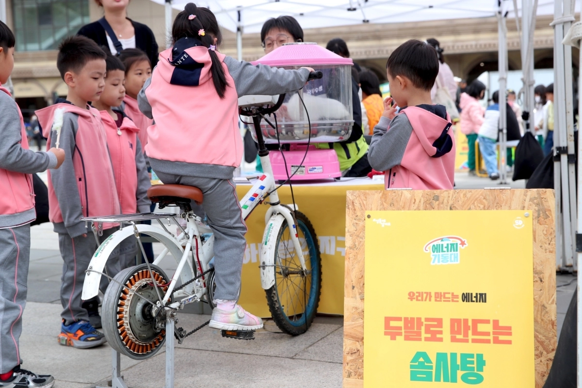 서울 성동구 행당동 왕십리광장에서 지난달 22일 열린 ‘제5회 하나뿐인 지구’ 행사에 아이들이 프로그램을 즐기고 있다. 성동구 제공