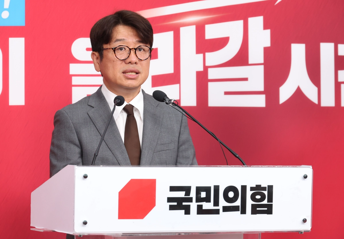 유의동 국민의힘 평택을 국회의원 재선거 후보가 25일 오전 서울 여의도 중앙당사에서 열린 ‘김용남 평택을 더불어민주당 후보의 차명 대부업 의혹’ 관련 긴급기자회견에서 발언을 하고 있다. 뉴시스