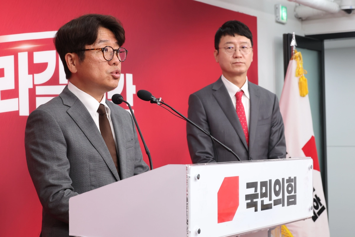 유의동 국민의힘 평택을 국회의원 재선거 후보가 25일 오전 서울 여의도 중앙당사에서 열린 ‘김용남 평택을 더불어민주당 후보의 차명 대부업 의혹’ 관련 긴급기자회견에서 발언을 하고 있다. 뉴시스