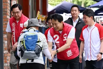 인사하는 오세훈 후보