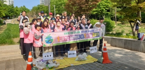 서울 용산구 관계자가 쓰레기 감량 캠페인을 진행하고 기념사진을 찍고 있다.  용산구 제공