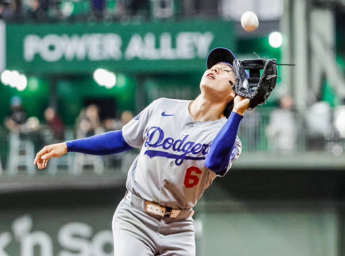 LA 다저스의 김혜성이 23일 미국 위스콘신주 밀워키의 아메리칸 패밀리 필드에서 열린 밀워키 브루어스의 경기 6회말 잭슨 추리오가 친 공을 잡아내고 있다. 밀워키 UPI 연합뉴스