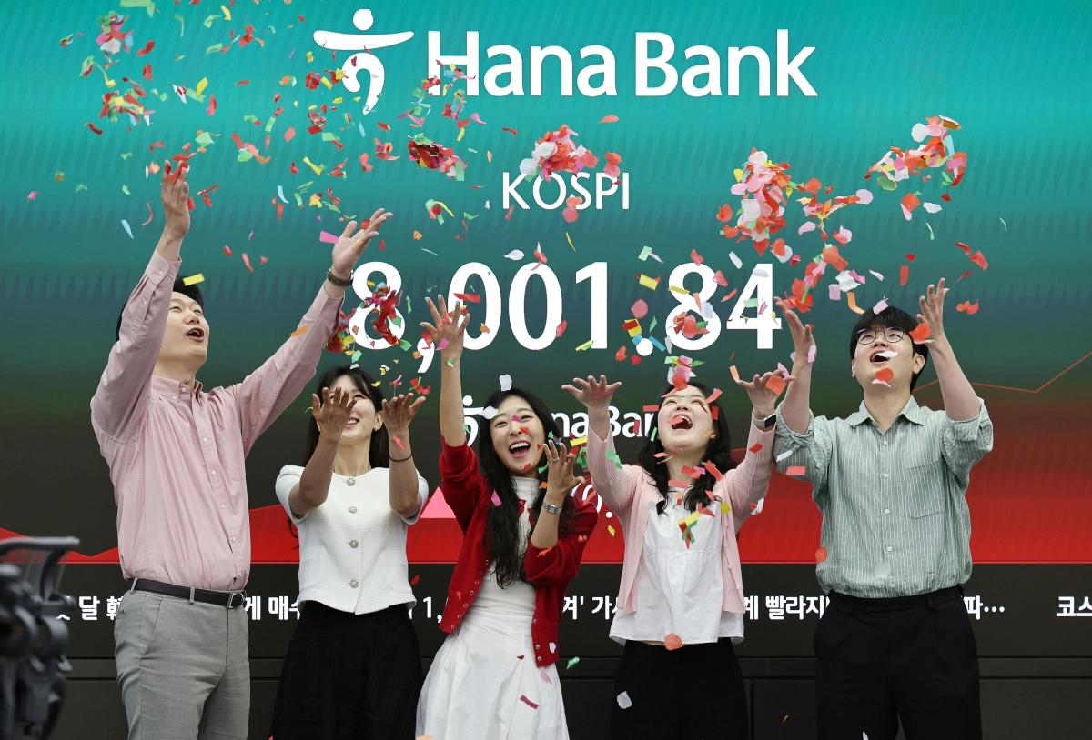 15일 서울 하나은행 본점 딜링룸에서 코스피 8000포인트 기념 세리머니가 진행되고 있다. 2026.5.15. 연합뉴스