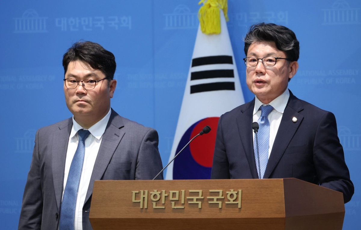 진성준(오른쪽) 더불어민주당 의원이 25일 오후 서울 여의도 국회 소통관에서 열린 ‘GTX 삼성역 철근 누락’ 관련 서울특별시 전 행정정무부시장 기자회견에서 발언을 하고 있다. 왼쪽은 김종욱 전 정무부시장. 뉴시스