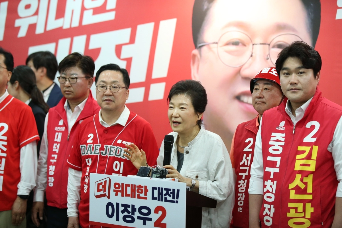 박근혜 전 대통령이 25일 이장우 국민의힘 대전시장 선거 캠프를 방문해 인사하고 있다. 이장우 후보 캠프 제공