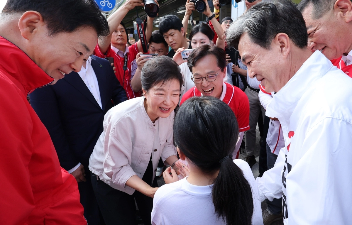 박근혜 전 대통령이 25일 오후 충남 공주 산성시장에서 한 어린이에게 꽃다발을 받고 있다. 공주 연합뉴스