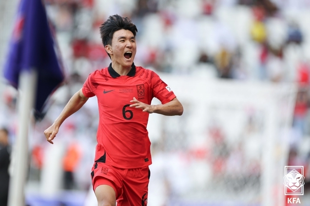 황인범이 2024년 1월 15일 카타르 도하에서 열린 2023 아시아축구연맹(AFC) 아시안컵 조별리그 1차전 바레인과의 경기에서 선제골을 넣은 뒤 포효하고 있다. 대한축구협회 제공