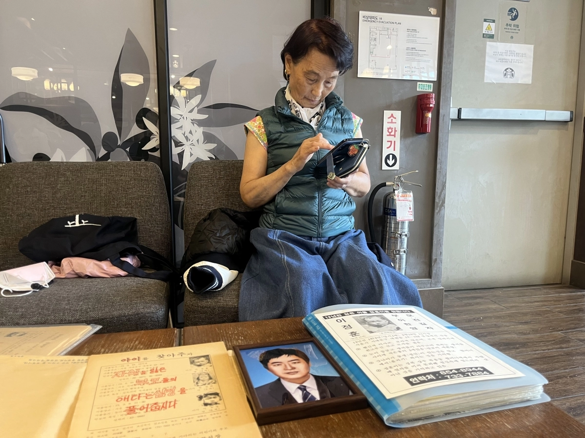 전길자(80)씨가 지난 23일 서울 종로구의 한 카페에서 탁자 위에 1973년 실종된 아들을 찾는 전단지를 올려 놓은 채 휴대전화를 들여다 보고 있다. 박다운 수습기자