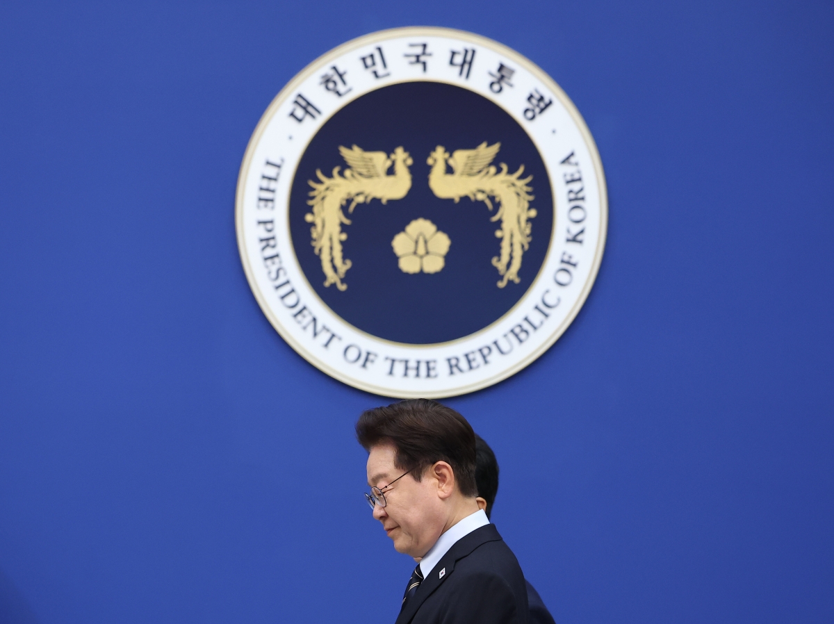 이재명 대통령이 20일 청와대에서 열린 제22회 국무회의 겸 제9차 비상경제점검회의에 입장하고 있다. 2026.5.20 뉴스1