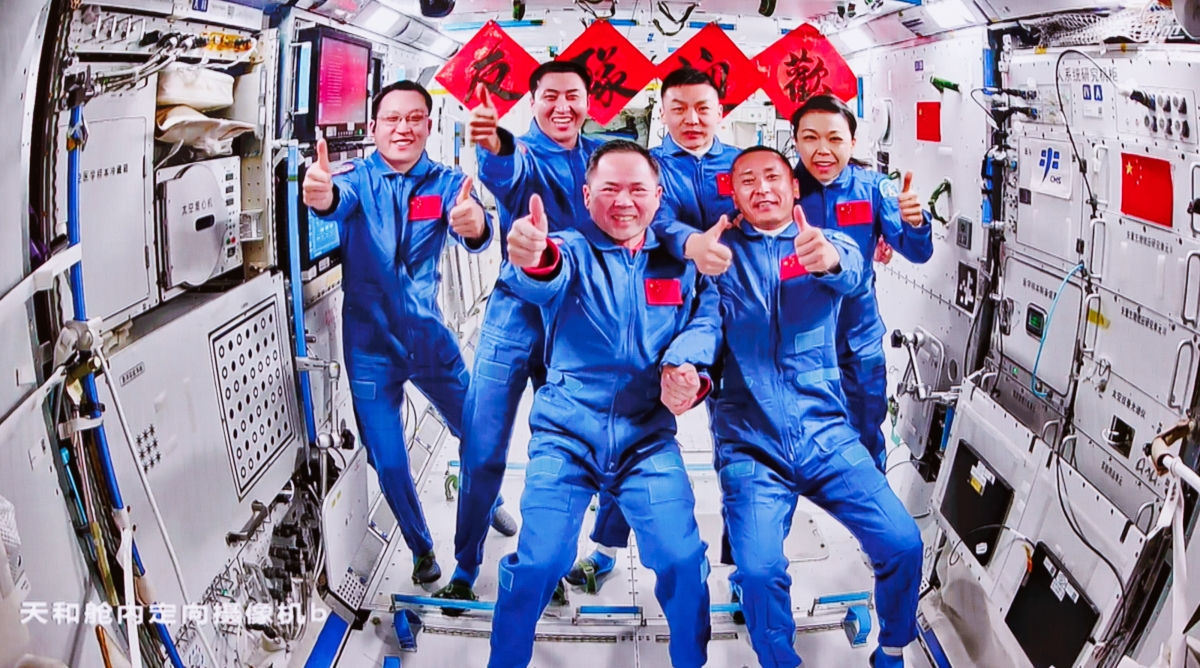 중국 유인우주선 선저우 21호와 선저우 23호의 우주비행사 6명이 25일 톈궁 우주정거장에서 만나 임무 교대를 하며 기념촬영을 하고 있다. 신화 연합뉴스
