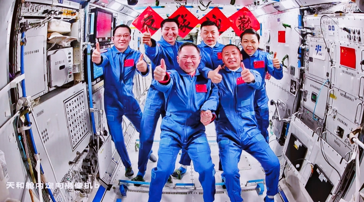 중국 유인우주선 선저우 21호와 선저우 23호의 우주비행사 6명이 25일 톈궁 우주정거장에서 만나 임무 교대를 하며 기념촬영을 하고 있다. 신화 연합뉴스