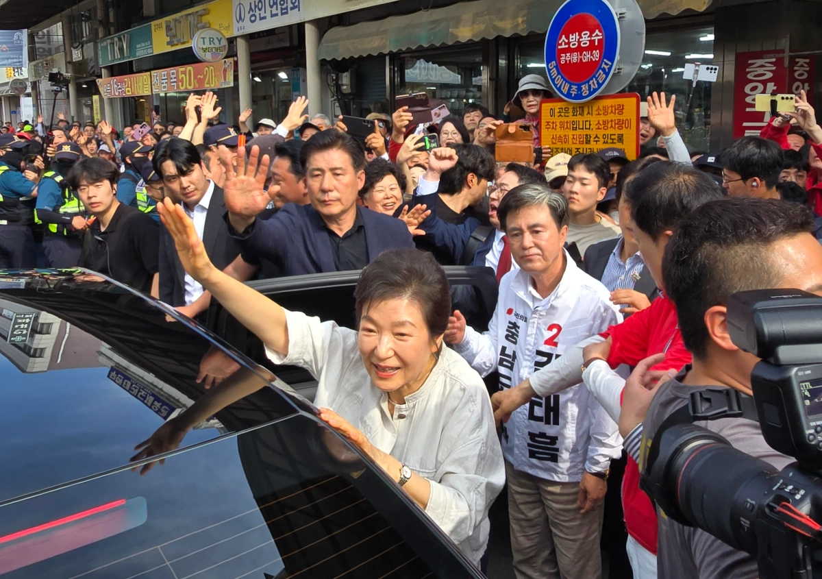 박근혜 전 대통령이 25일 공주산성시장에서 김태흠 6·3 지방선거 충남지사 후보와 합동 유세 후 차에 탑승하기 전 지지자들에게 손을 들어 인사하고 있다. 공주 박효준 기자