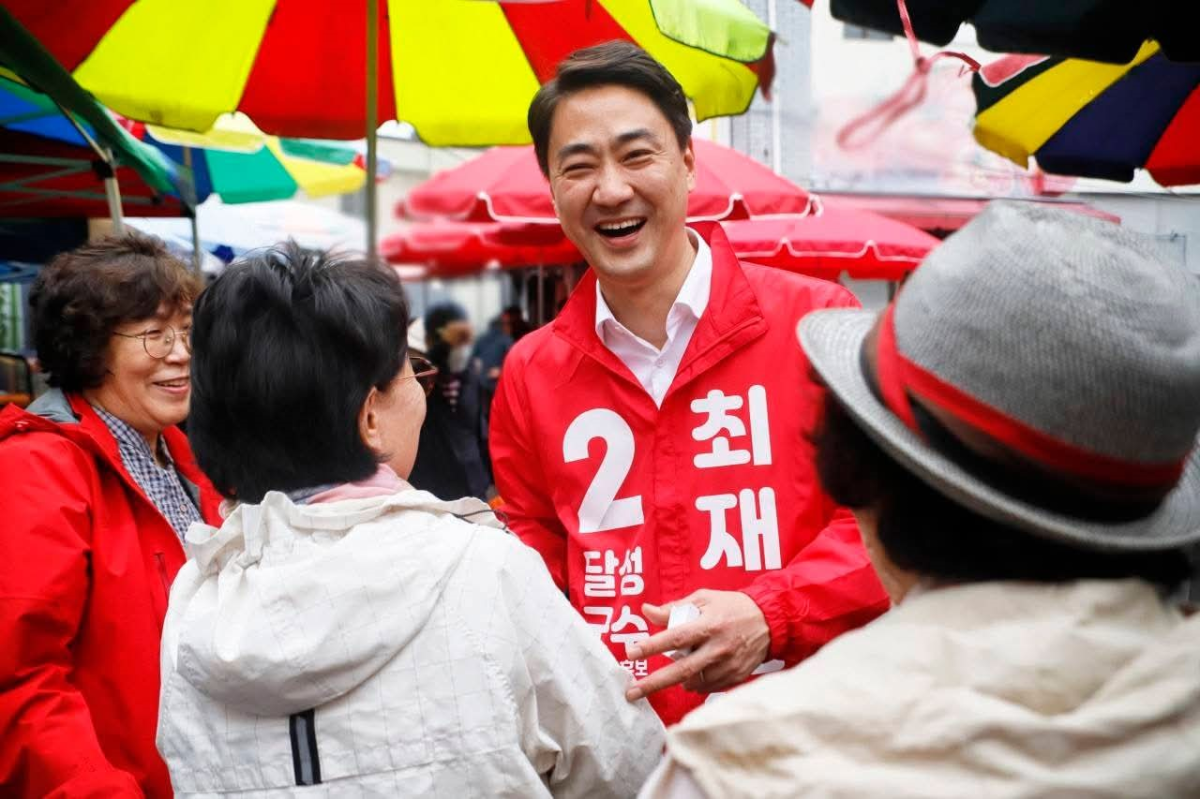 최재훈 국민의힘 대구 달성군수 후보가 지역 주민들과 만나 인사하고 있다. 최재훈 선거사무소 제공