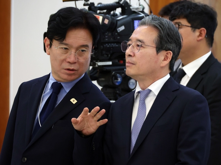 김용범(왼쪽) 정책실장은 24일 페이스북에 ‘오늘의 고금리·고물가·고환율은 성공의 비용’이라고 썼다. 사진은 지난 22일 이재명 대통령의 국제노동기구(ILO) 사무총장 접견 일정에서 김영훈 고용노동부 장관과 대화하는 모습. 뉴스1