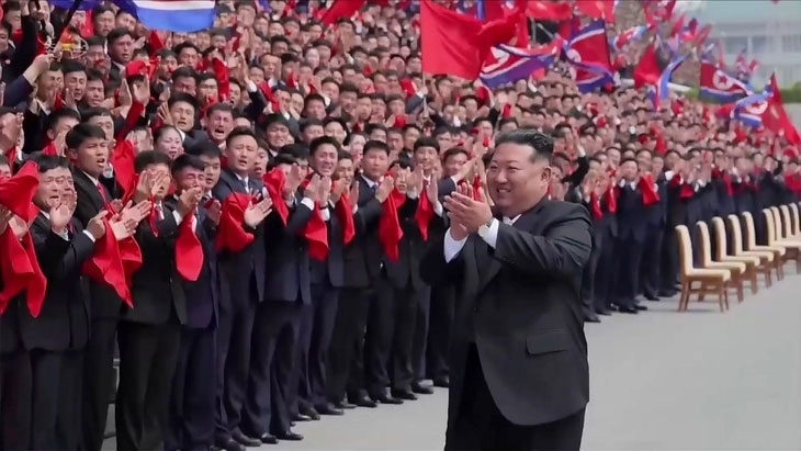김정은 북한 국무위원장이 지난 2일 노동당 외곽 청년단체인 사회주의애국청년동맹(청년동맹) 제11차대회의 참가자들을 만나 기념사진을 찍었다고 조선중앙TV가 3일 보도했다.  연합뉴스