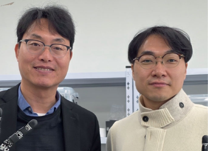 이은호(오른쪽)·문형필 성균관대 지능형로봇학과 교수