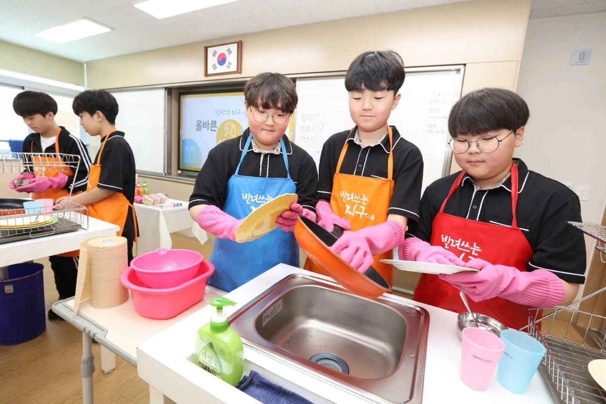 청주 생명중 학생들이 ‘빌려쓰는 지구스쿨’ 수업을 하고 있다. LG생활건강 제공
