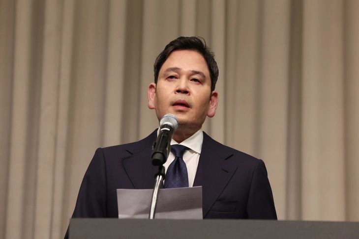 정용진 신세계그룹 회장이 26일 오전 서울 강남구 조선팰리스에서 열린 기자회견에서 스타벅스 ‘탱크데이’ 논란 관련 대국민 사과를 하고 있다. 2026.5.26 뉴스1