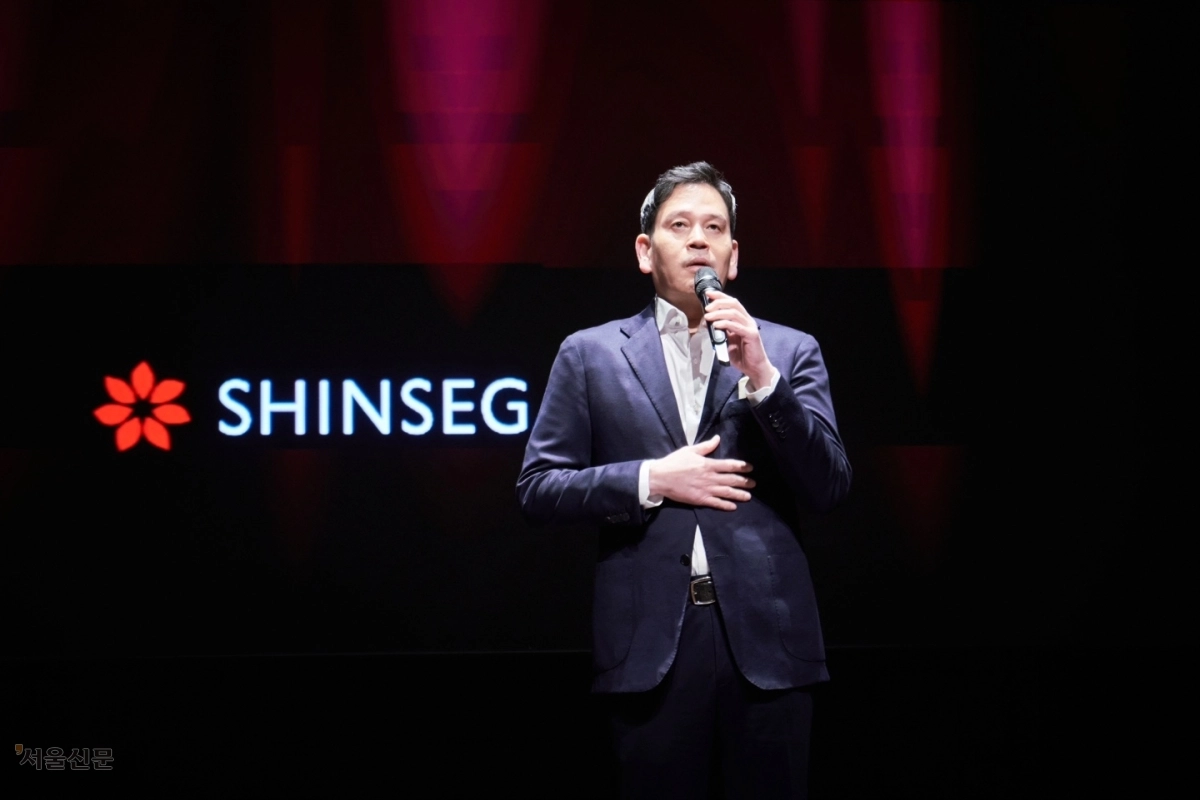정용진 신세계그룹 회장이 지난해 5월 서울 중구 신세계그룹 도심 인재개발원 신세계남산에서 열린 2025년 신세계그룹 신입사원 수료식에서 발언하고 있다. 2025.2.24 신세계그룹 제공