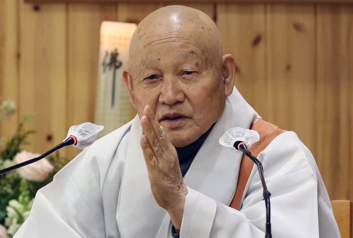 조계종 종정인 성파 스님은 26일 하안거 결제를 앞두고 “머리 위 불을 끄듯 간절하게 정진하라”는 요지의 법어를 내렸다. 연합뉴스.