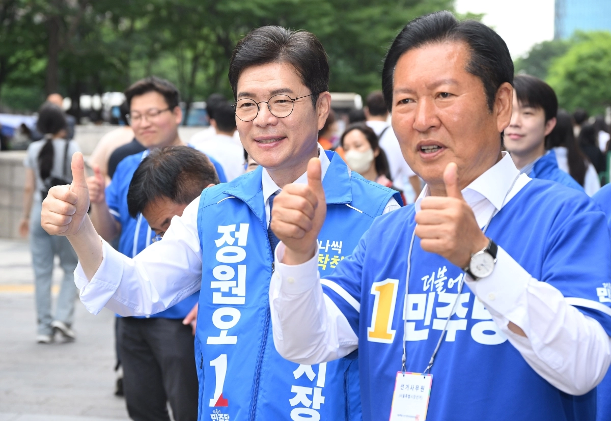 정청래 더불어민주당 총괄상임선거대책위원장과 정원오 서울시장 후보가 26일 서울 영등포구 여의도역 5번 출구에서 출근하는 시민에게 인사하고 있다. 2026.5.26 연합뉴스