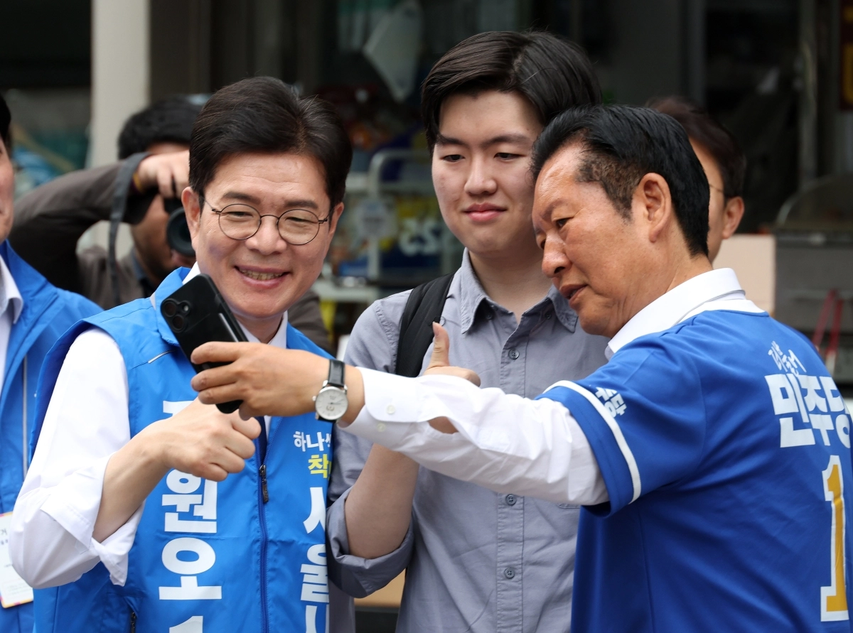 정청래 더불어민주당 총괄상임선거대책위원장과 정원오 서울시장 후보가 26일 서울 영등포구 여의도역 5번 출구에서 출근하는 시민과 기념촬영하고 있다. 2026.5.26 연합뉴스