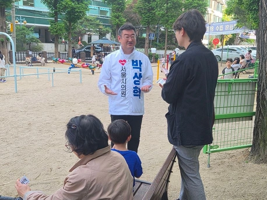 학교 등하굣길을 중심으로 선거운동을 하는 박상혁 시의원. 박상혁 의원실 제공