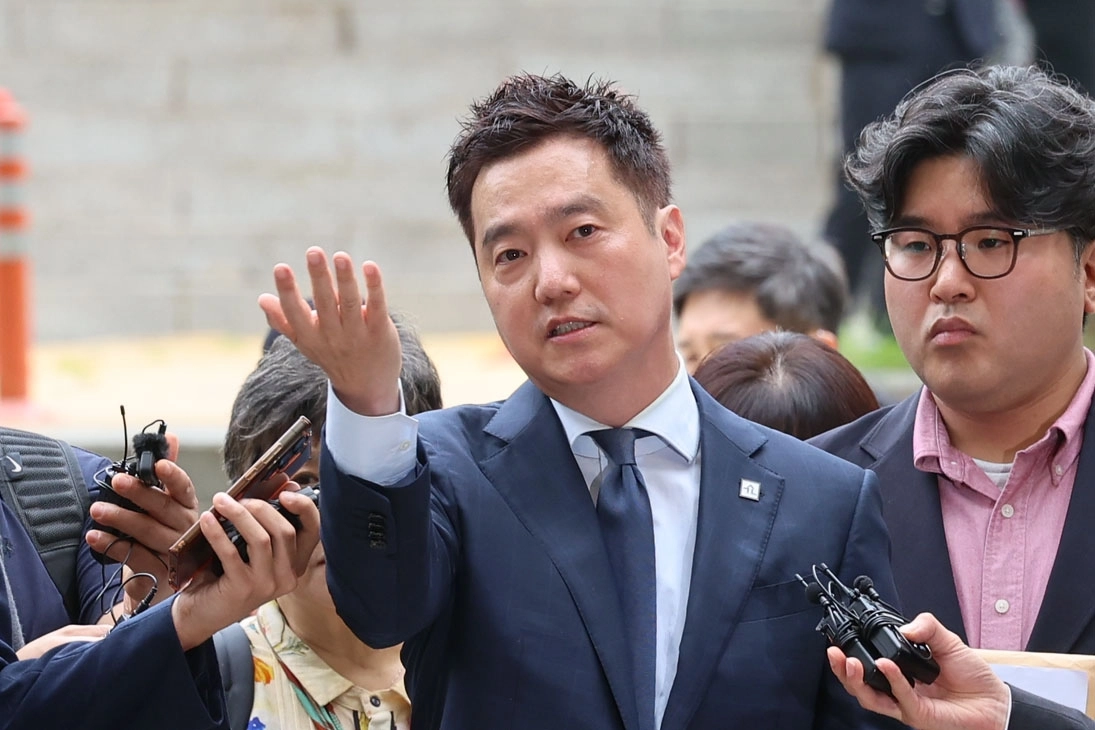 김세의 가로세로연구소(가세연) 대표가 26일 오전 성폭력범죄의 처벌 등에 관한 특례법 위반(카메라 등 이용 촬영·반포 등), 명예훼손 등 혐의로 구속 전 피의자 심문(영장실질심사)을 받기 위해 서울 서초구 중앙지법에 출석하며 취재진 질의에 답하고 있다. 2026.5.26 뉴시스