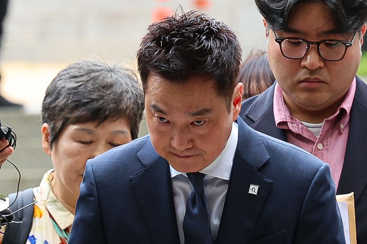 김세의 가로세로연구소(가세연) 대표가 26일 오전 성폭력범죄의 처벌 등에 관한 특례법 위반(카메라 등 이용 촬영·반포 등), 명예훼손 등 혐의로 구속 전 피의자 심문(영장실질심사)을 받기 위해 서울 서초구 중앙지법에 출석하며 취재진 질의에 답하고 있다. 2026.5.26 뉴시스