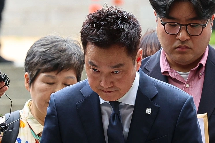 김세의 가로세로연구소(가세연) 대표가 26일 오전 성폭력범죄의 처벌 등에 관한 특례법 위반(카메라 등 이용 촬영·반포 등), 명예훼손 등 혐의로 구속 전 피의자 심문(영장실질심사)을 받기 위해 서울 서초구 중앙지법에 출석하며 취재진 질의에 답하고 있다. 2026.5.26 뉴시스