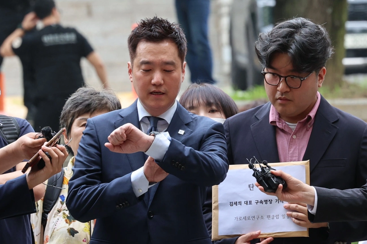 김세의 가로세로연구소(가세연) 대표가 26일 오전 성폭력범죄의 처벌 등에 관한 특례법 위반(카메라 등 이용 촬영·반포 등), 명예훼손 등 혐의로 구속 전 피의자 심문(영장실질심사)을 받기 위해 서울 서초구 중앙지법에 출석하며 시간을 확인하고 있다. 2026.5.26 뉴시스