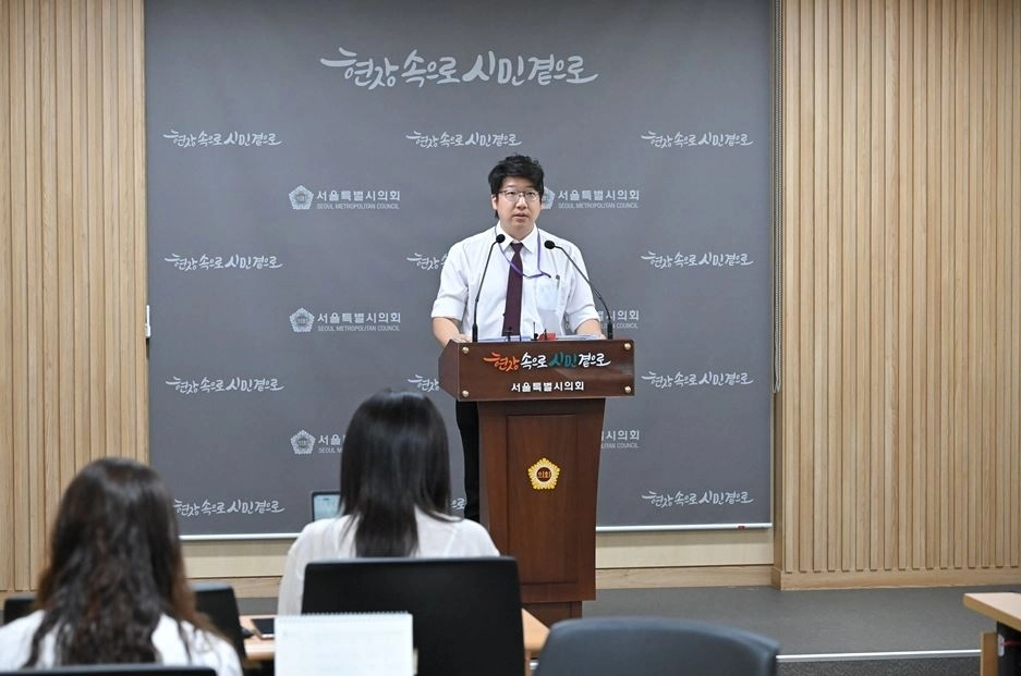 보행 안전 저해하는 무허가 노점의 행태에 대해 비판하는 기자회견 중인 문성호 서울시의원(내용과는 무관). 서울시의회 제공