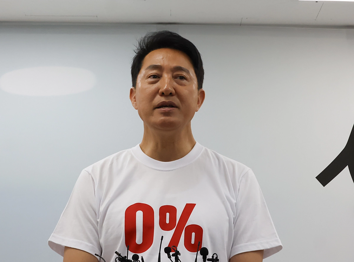 국민의힘 오세훈 서울시장 후보가 26일 서울 종로구 대왕빌딩 선거캠프에서 도시철도 공약을 발표하며 재임기간동안 지하철 스크린도어 설치로 사고율 0%를 강조하는 옷을 보여주고 있다. 연합뉴스